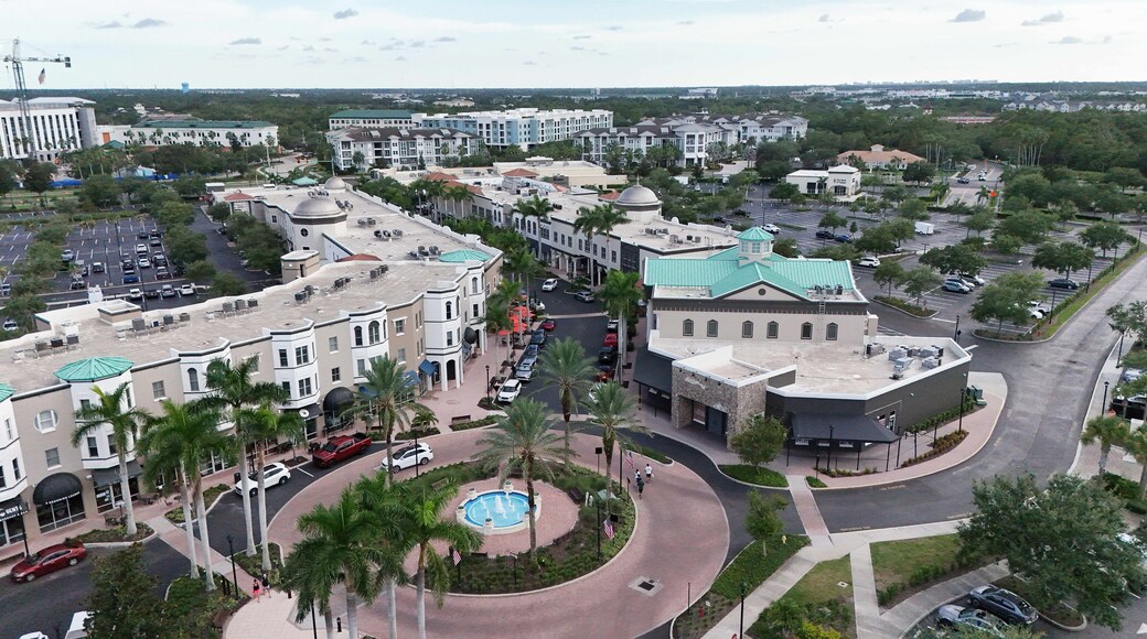 upscale shopping in Lakewood Ranch Main Street area, life work and play in a master planned community