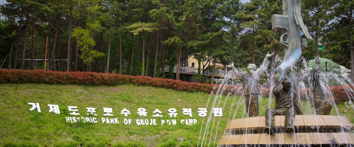 Geoje POW Camp showing a fountain, heritage elements and signage