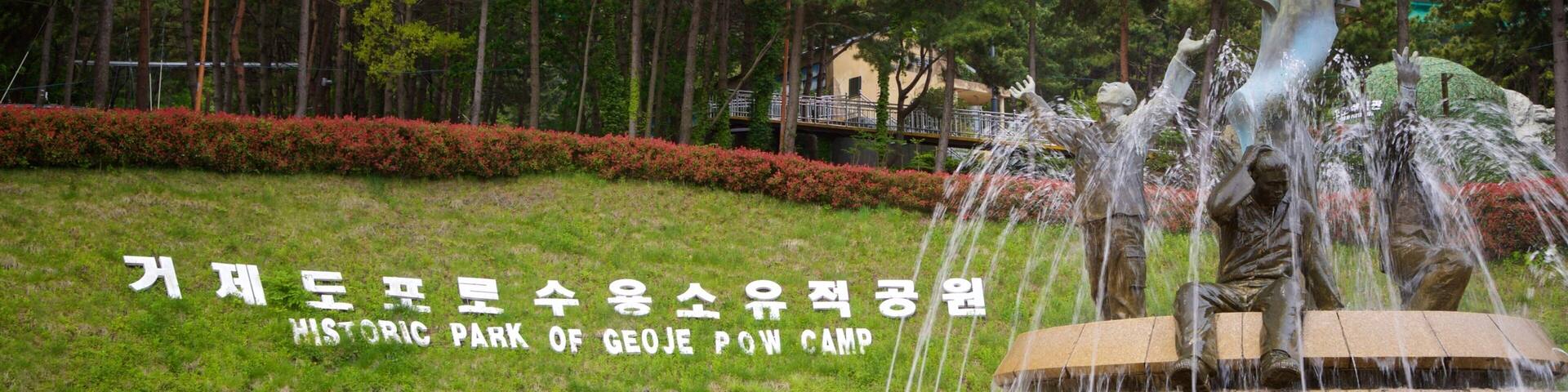 Geoje POW Camp showing a fountain, heritage elements and signage