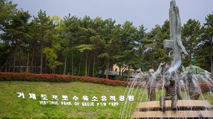 Geoje POW Camp showing a fountain, heritage elements and signage