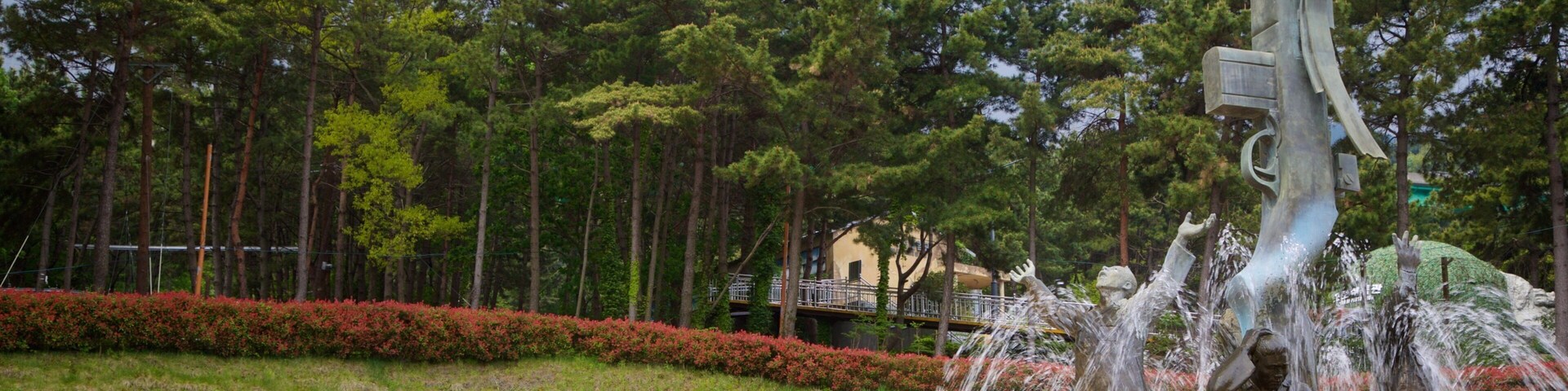 Geoje POW Camp showing a fountain, heritage elements and signage