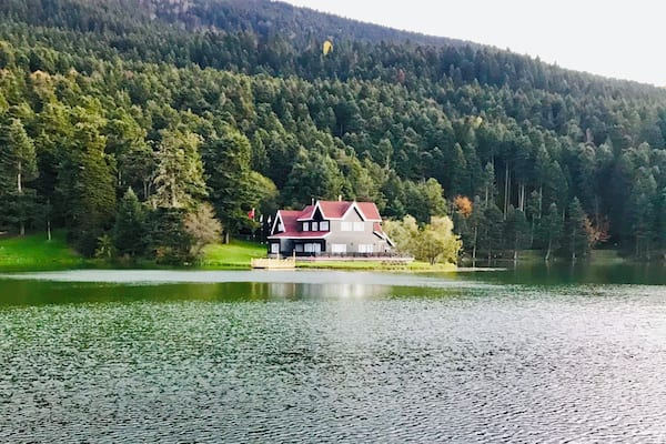 Muhteşem bir doğa ve gölle bütünleşmesi görülmeye değer. #gölcüktabiatparkı #gölcük