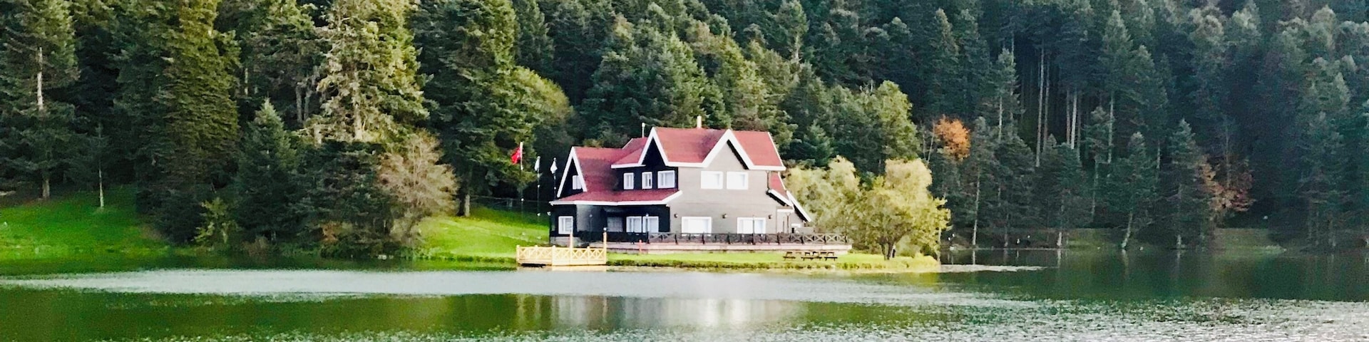 Muhteşem bir doğa ve gölle bütünleşmesi görülmeye değer. #gölcüktabiatparkı #gölcük