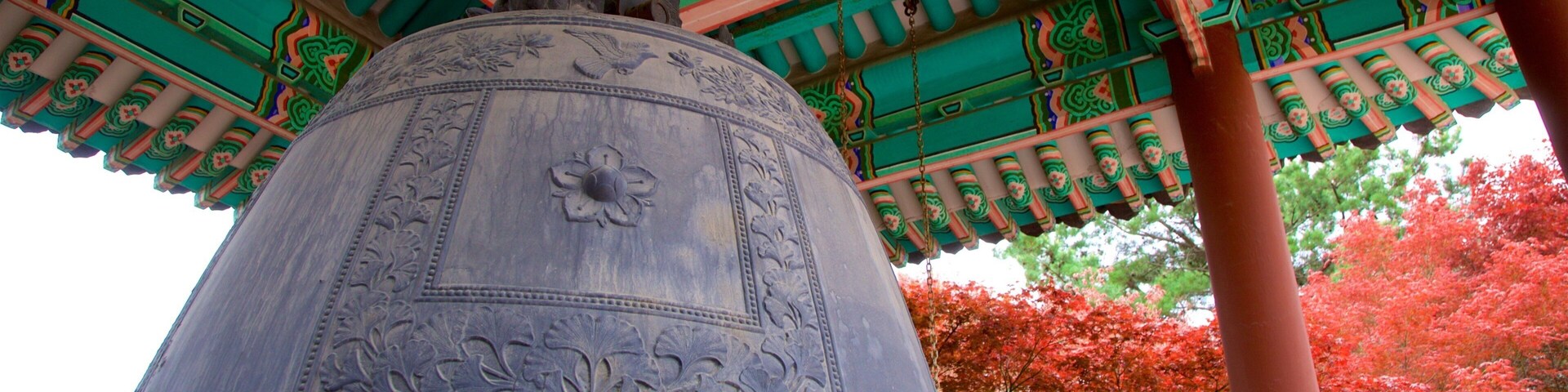 Hyowon’s Bell showing wildflowers and heritage elements
