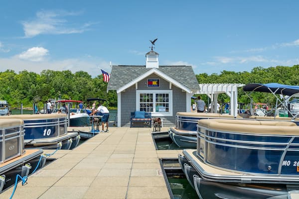 State Park Marina showing a bay or harbor