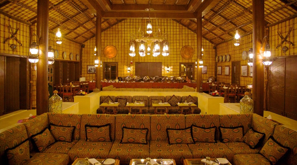 Emirato de Abu Dabi ofreciendo un hotel y vistas interiores