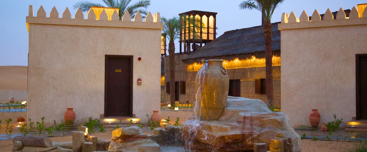 Emirat Abu Dhabi mit einem Springbrunnen, bei Nacht und Platz oder Plaza