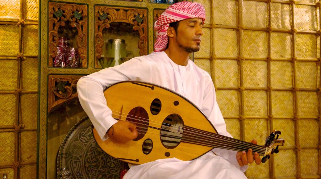 Arabian Nights Village que incluye vistas interiores y música y también un hombre