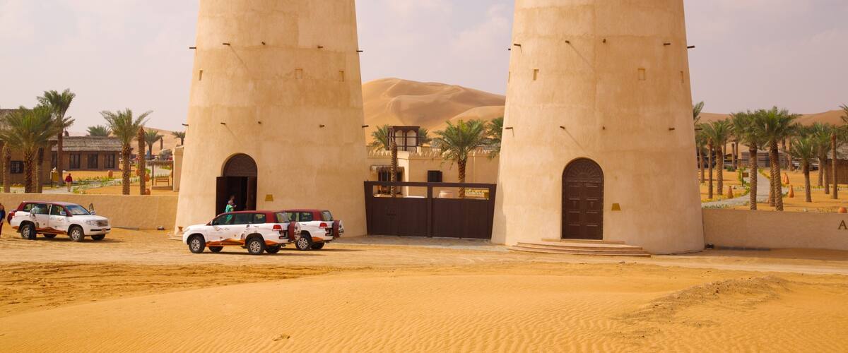 Emirato di Abu Dhabi che include piccola città o villaggio, vista del deserto e escursioni