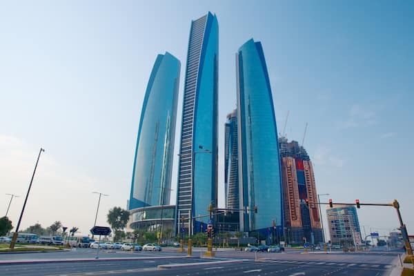 Abu Dhabin emiirikunta featuring kaupungin liikealue, pilvenpiirtäjä ja moderni arkkitehtuuri