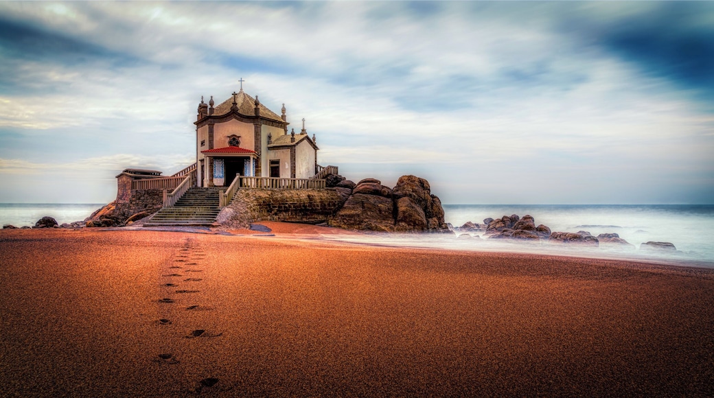 Here is a quick look at the fantastic Chapel of Senhor da Pedra near Porto. This oceanfront chapel built on rocks offering picturesque views of the beach, water & sunsets. I've visited this spot last November after I saw the photo in one of the travel guides. Do you use travel guides when you go for your holidays?