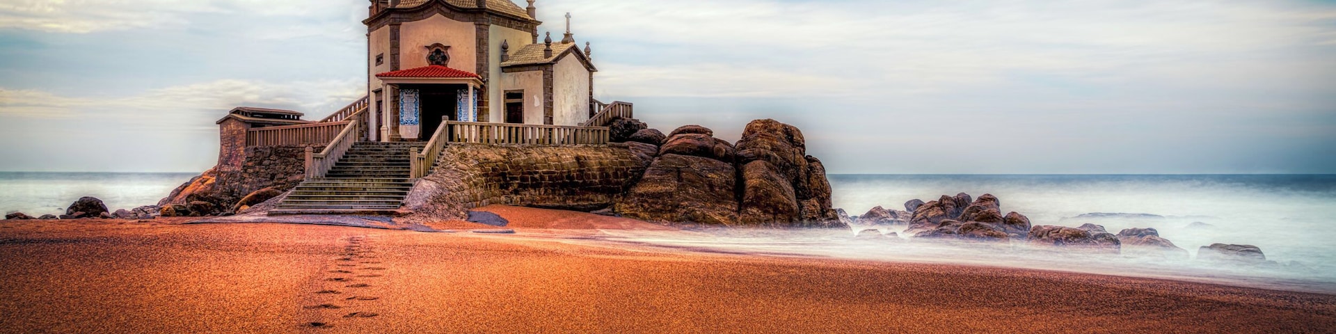 Here is a quick look at the fantastic Chapel of Senhor da Pedra near Porto. This oceanfront chapel built on rocks offering picturesque views of the beach, water & sunsets. I've visited this spot last November after I saw the photo in one of the travel guides. Do you use travel guides when you go for your holidays?