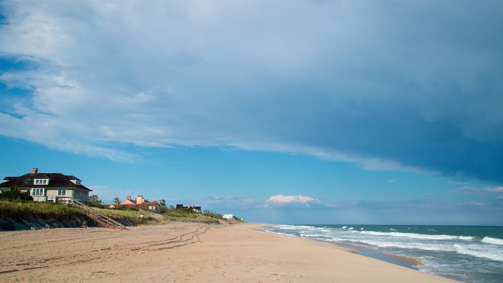 Une plage avec une maison et un ciel dégagé.
