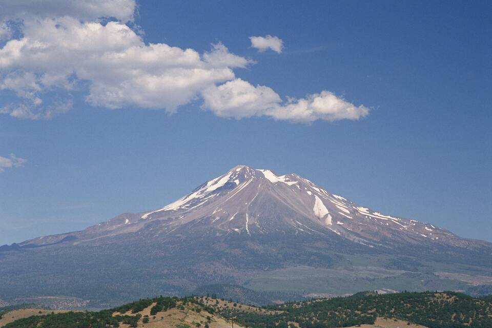 Montanha coberta de neve sob um céu limpo.