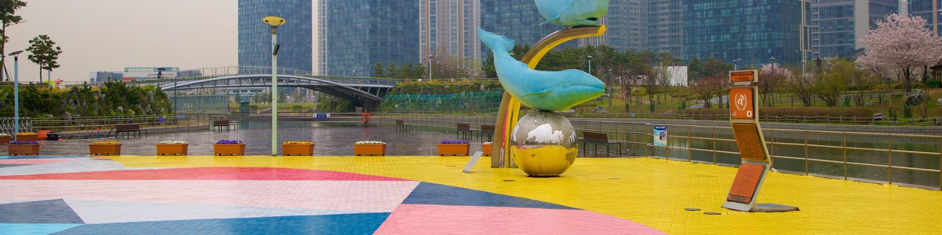 Songdo Central Park featuring outdoor art, a city and a high rise building