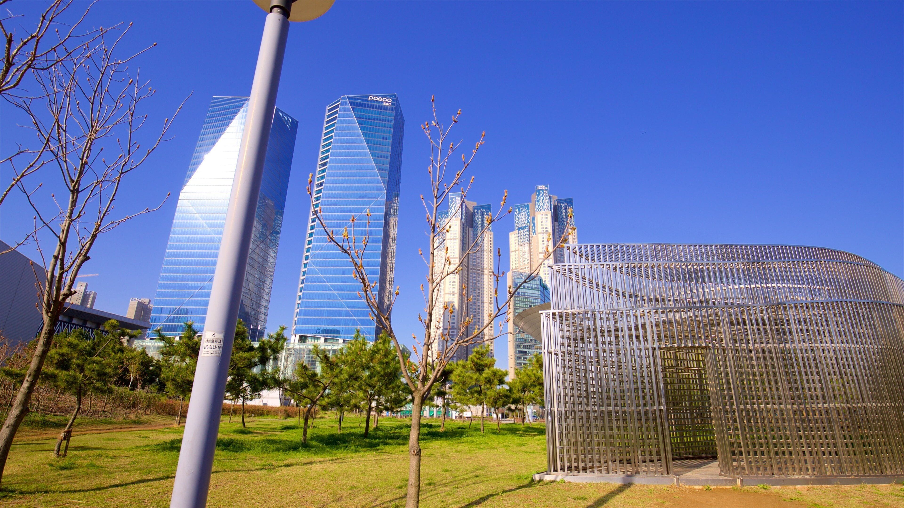 Songdo Central Park ซึ่งรวมถึง สวนสาธารณะ, เมือง และ อาคารสูง