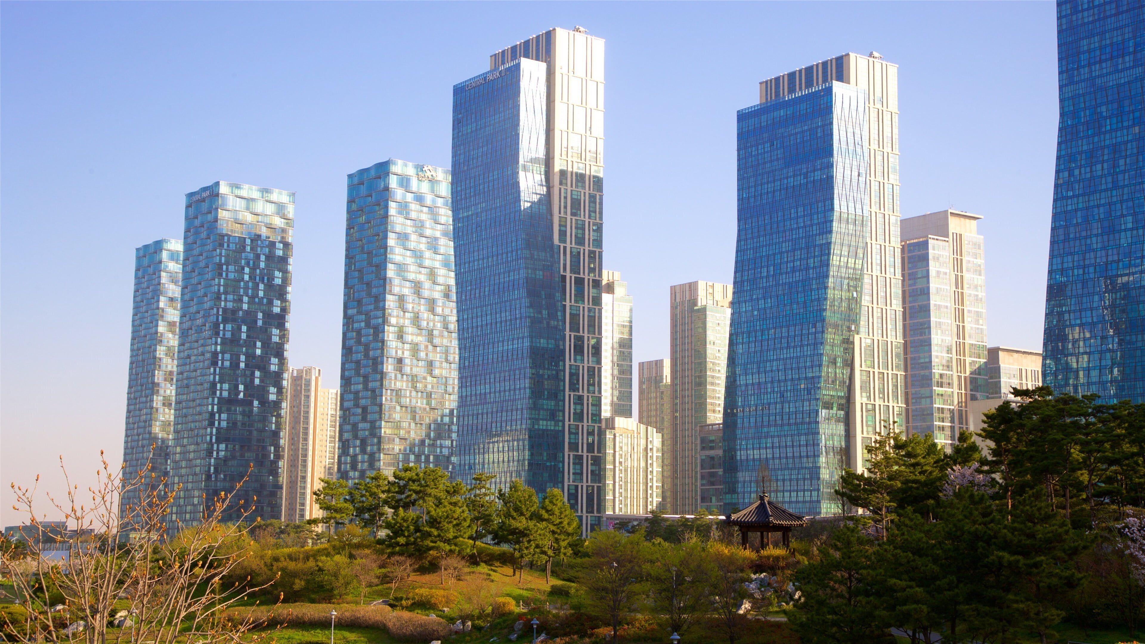 Công viên Trung tâm Songdo cho thấy cao ốc, thành phố và hoàng hôn