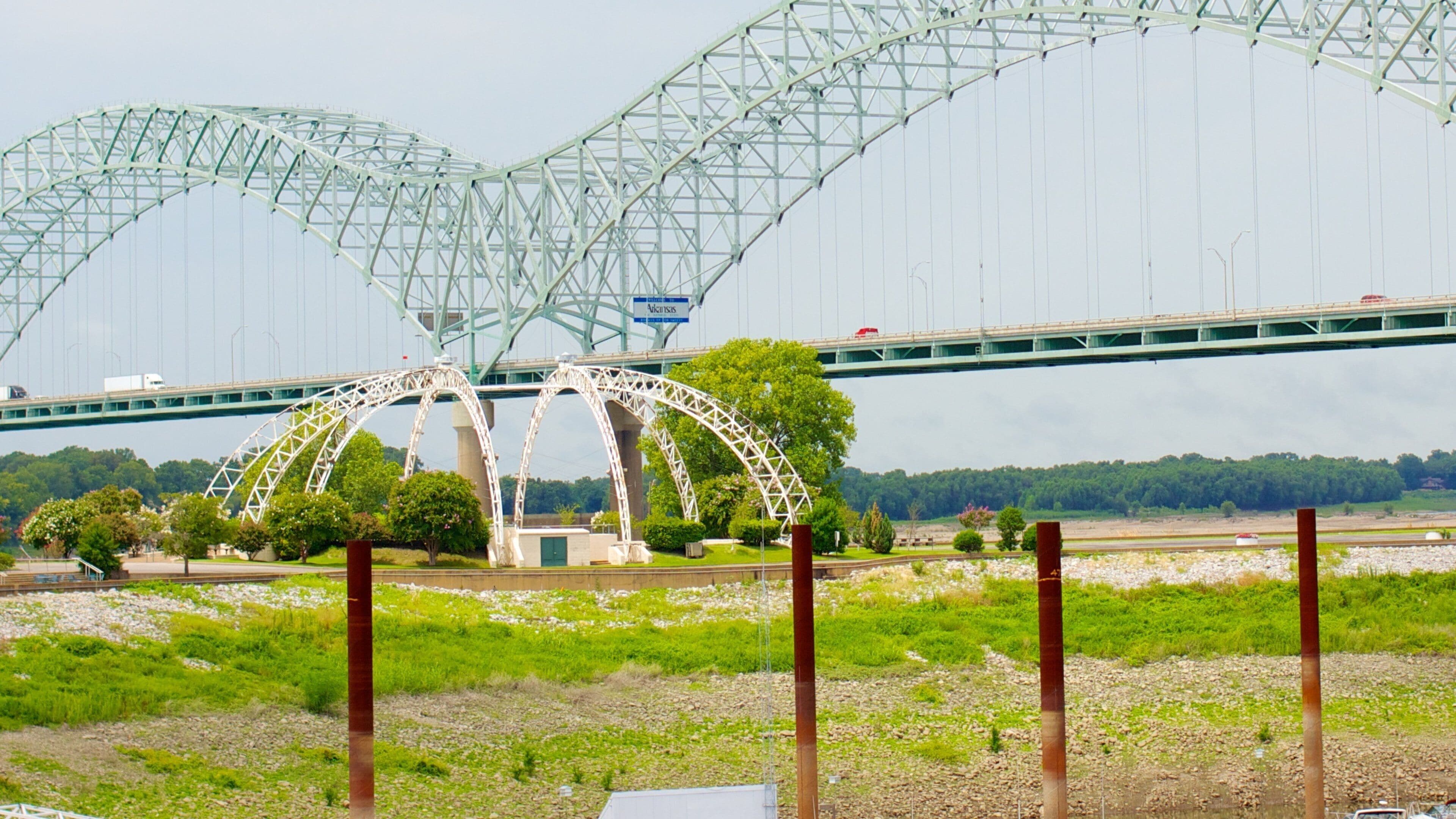 Memphis presenterar en bro och modern arkitektur