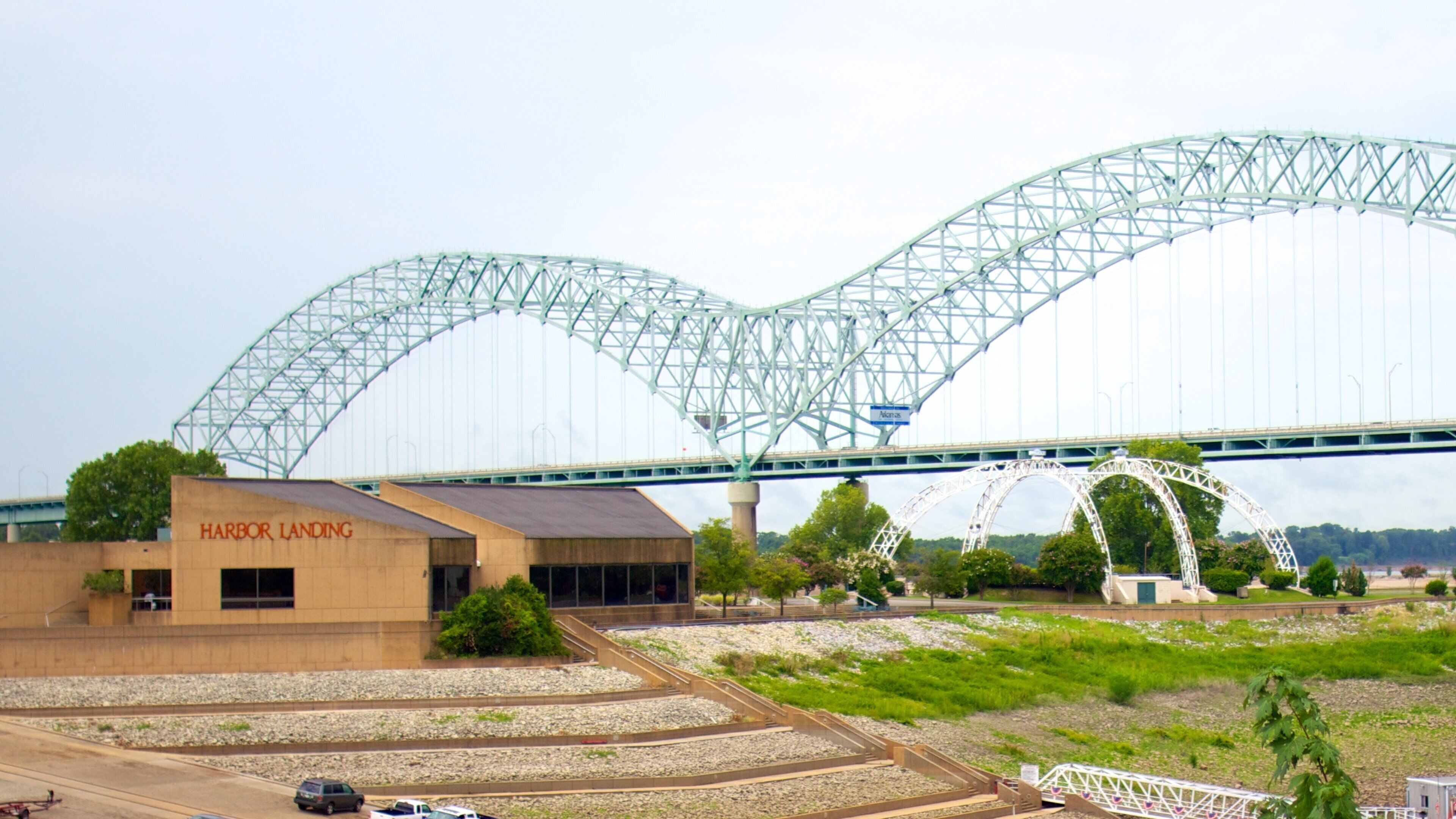 Memphis bevat moderne architectuur en een brug