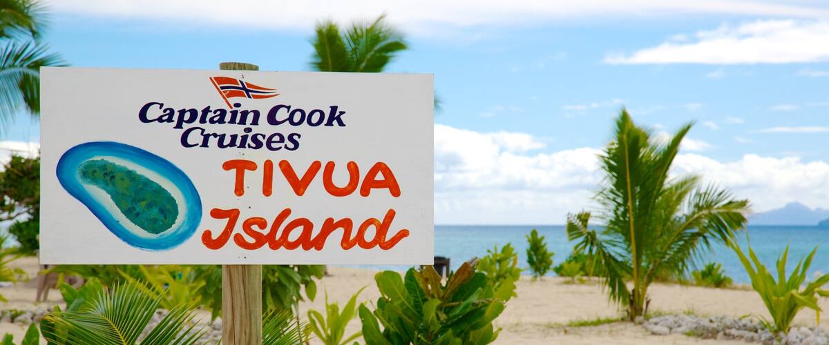 Fidži johon kuuluu hiekkaranta, kyltit ja trooppiset näkymät