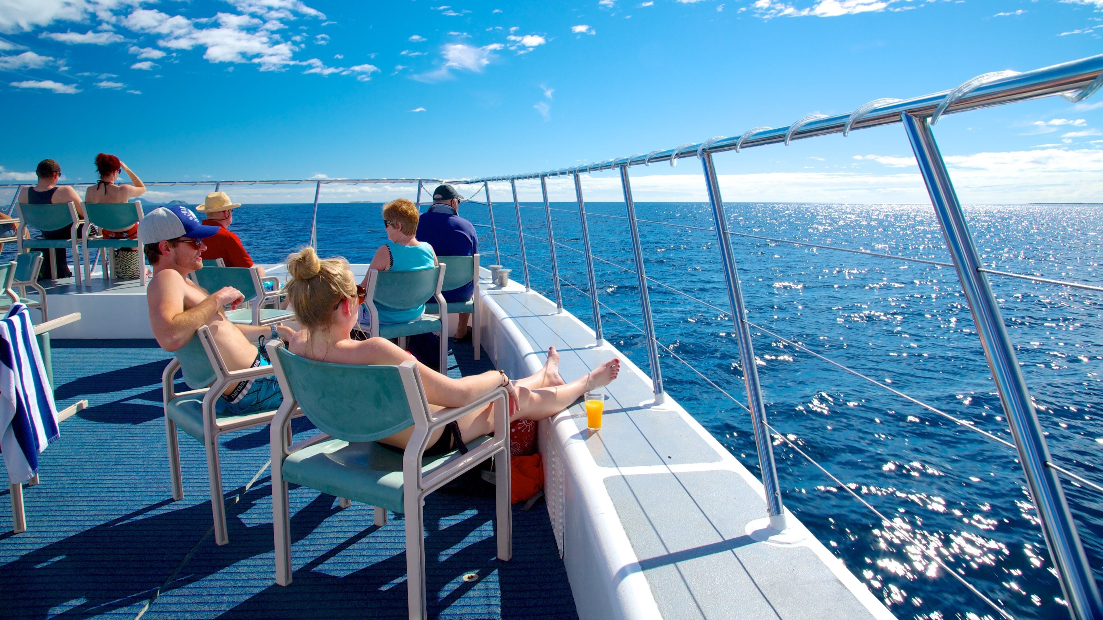 フィジー諸島共和国 フィーチャー ボート 及び 少数の人々