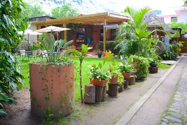 Atitlánjärvi featuring puisto