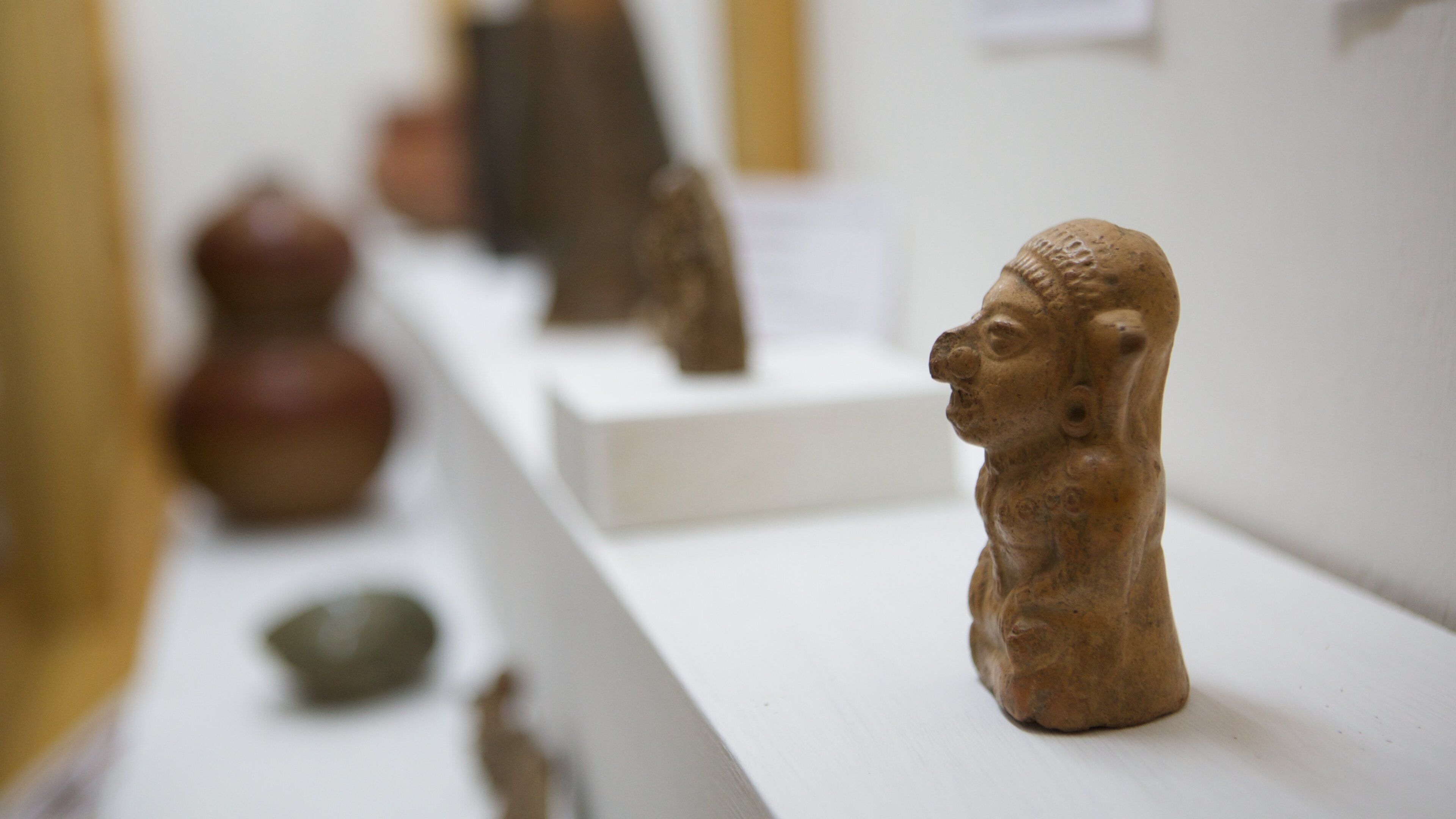 Solola featuring interior views