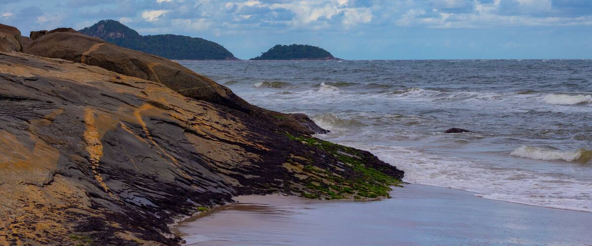 Praias do Brasil, pedras da praia de Guaratuba, paisagem de praia, paisagem do litoral