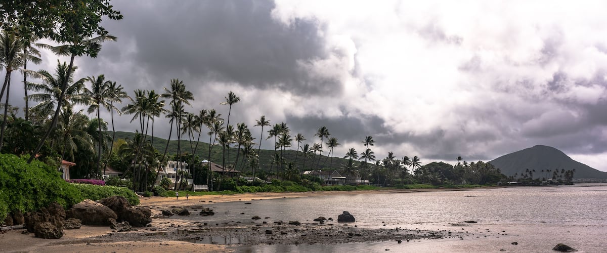 The coast along Kawaikui Beach Park, Oahu, Hawaii