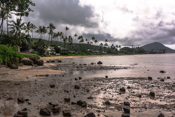 The coast along Kawaikui Beach Park, Oahu, Hawaii