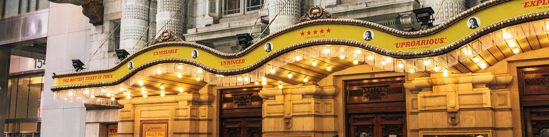 Um teatro com arquitetura ornamentada, incluindo colunas e uma marquise.