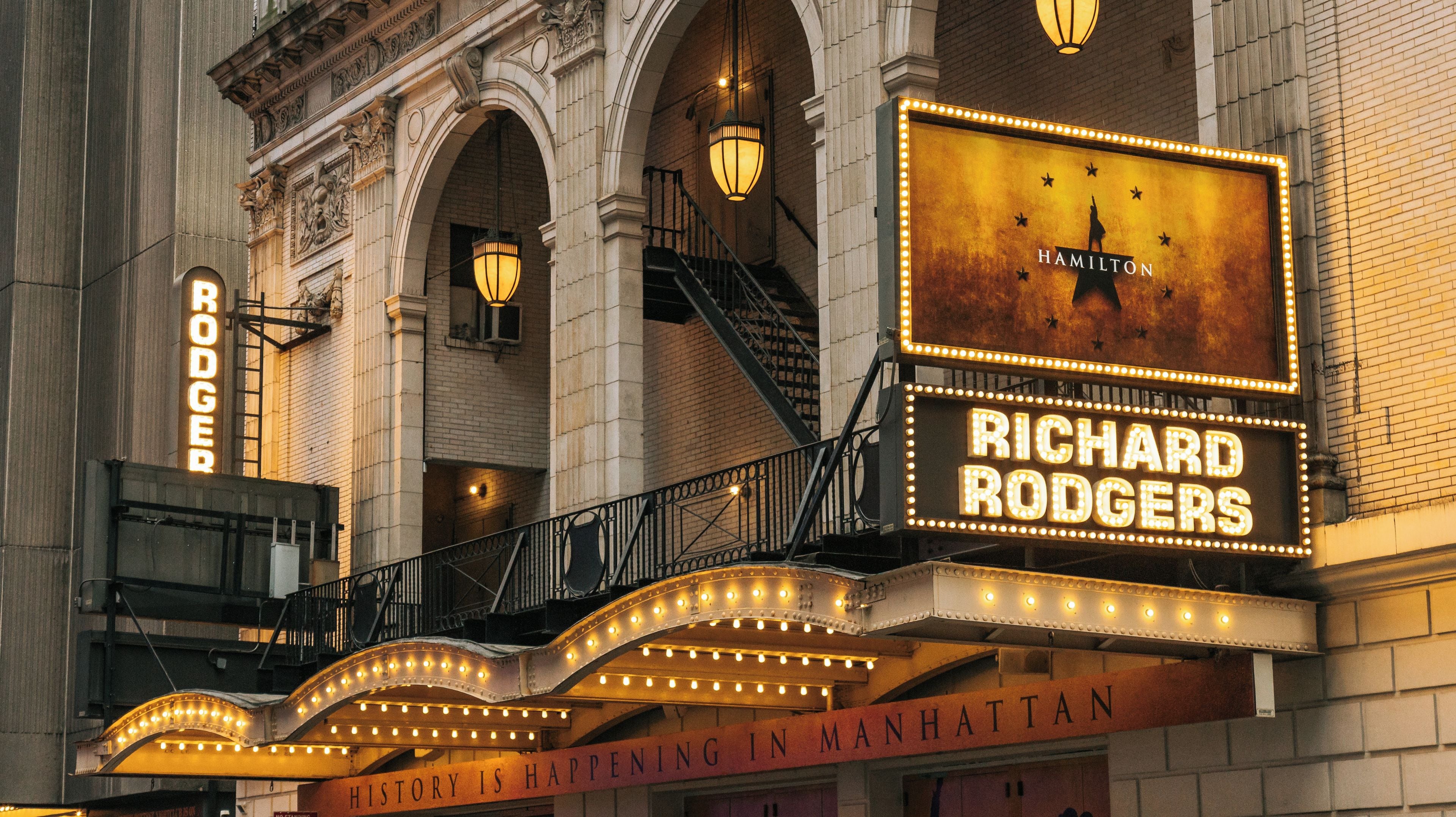 Une enseigne de théâtre sur laquelle on peut lire les noms « Richard Rodgers » et « Hamilton ».
