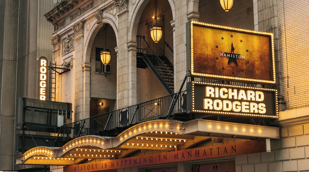 Une enseigne de théâtre sur laquelle on peut lire les noms « Richard Rodgers » et « Hamilton ».