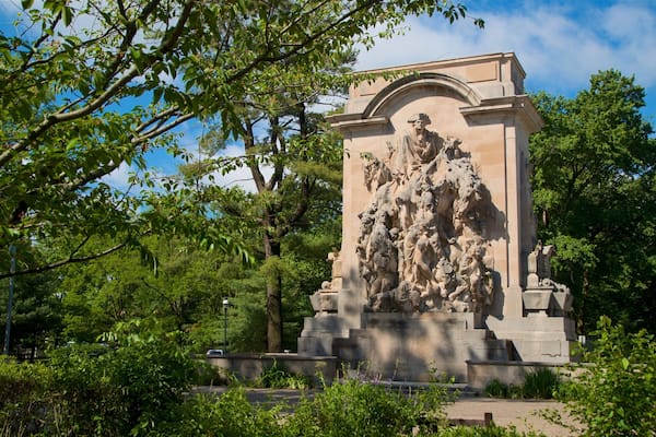 Princeton Battle Monument showing a statue or sculpture, heritage elements and a garden