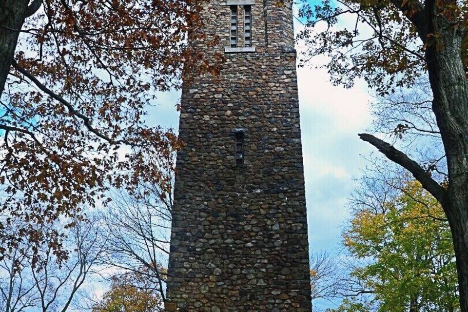 Una torre de piedra con un letrero que dice "1776".