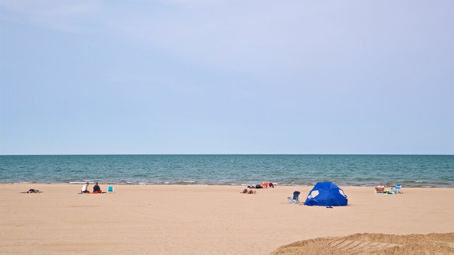 Playa Kathy Osterman mostrando una playa de arena y vistas de una costa y también un grupo pequeño de personas