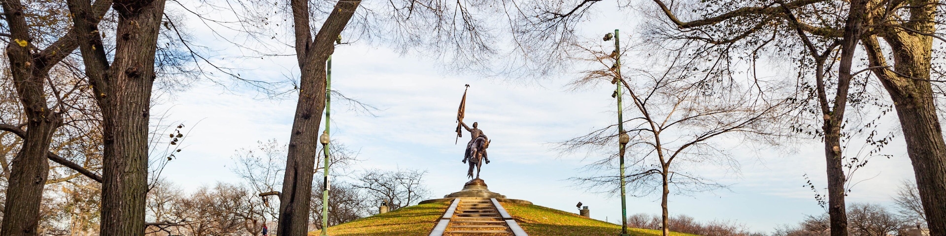 Gen. John Logan Memorial featuring fall colors, a garden and a statue or sculpture