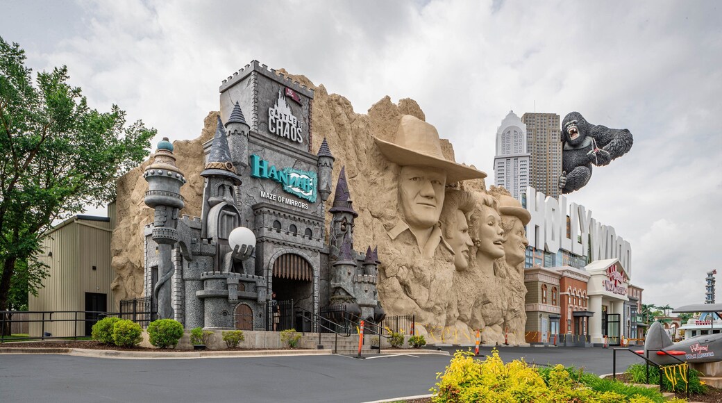 Hannah\'s Maze of Mirrors showing outdoor art and rides