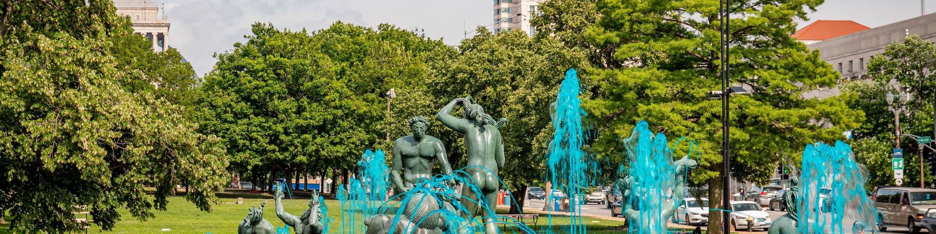 Meeting of the Waters Fountain showing a statue or sculpture and a fountain