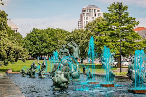 Meeting of the Waters Fountain showing a statue or sculpture and a fountain
