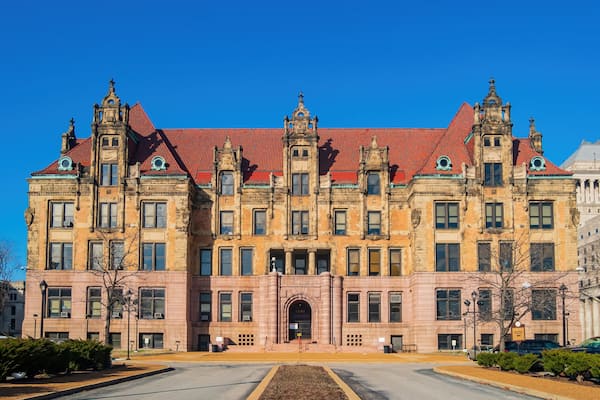 Sunny exterior view of the St. Louis City Hall