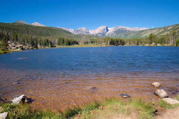 Estes Park som omfatter en sø eller et vandhul