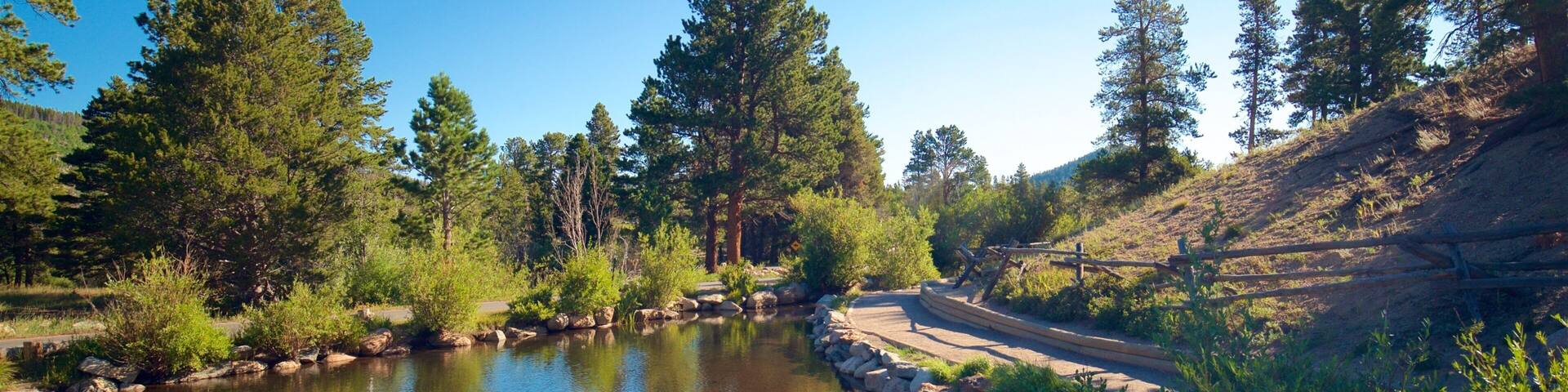 Sprague Lake mettant en vedette lac ou étang