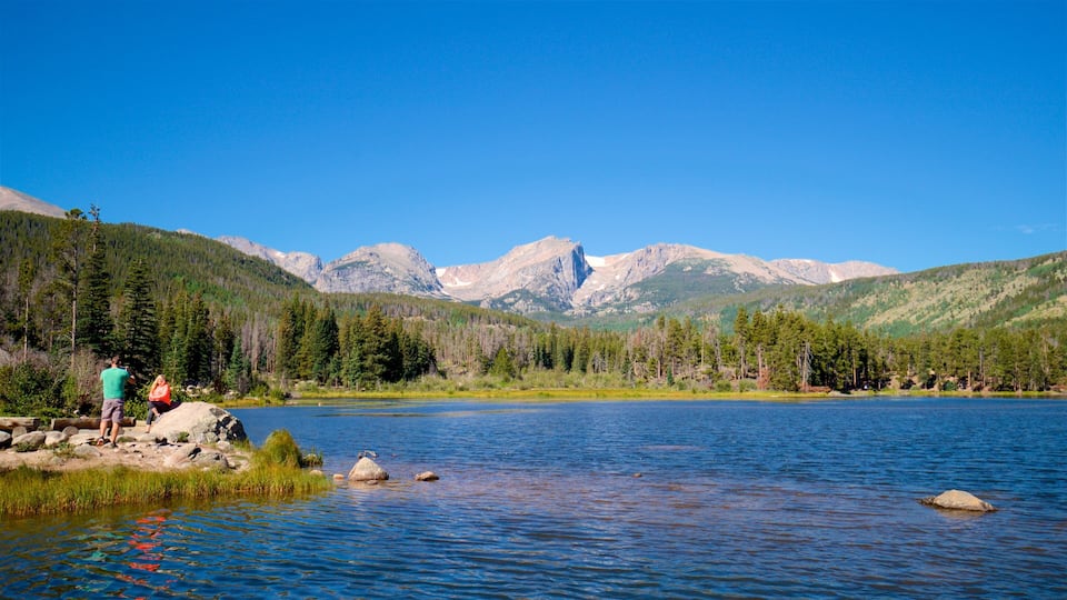A lake surrounded by mountains and trees.