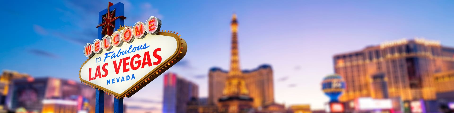 El icónico cartel 'Welcome to Fabulous Las Vegas' con un paisaje urbano al fondo.