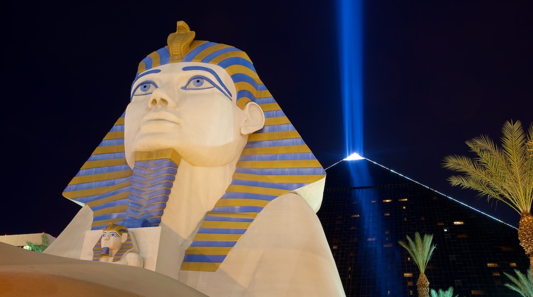 Las Vegas fasiliteter samt statue eller skulptur, casino og nattbilder