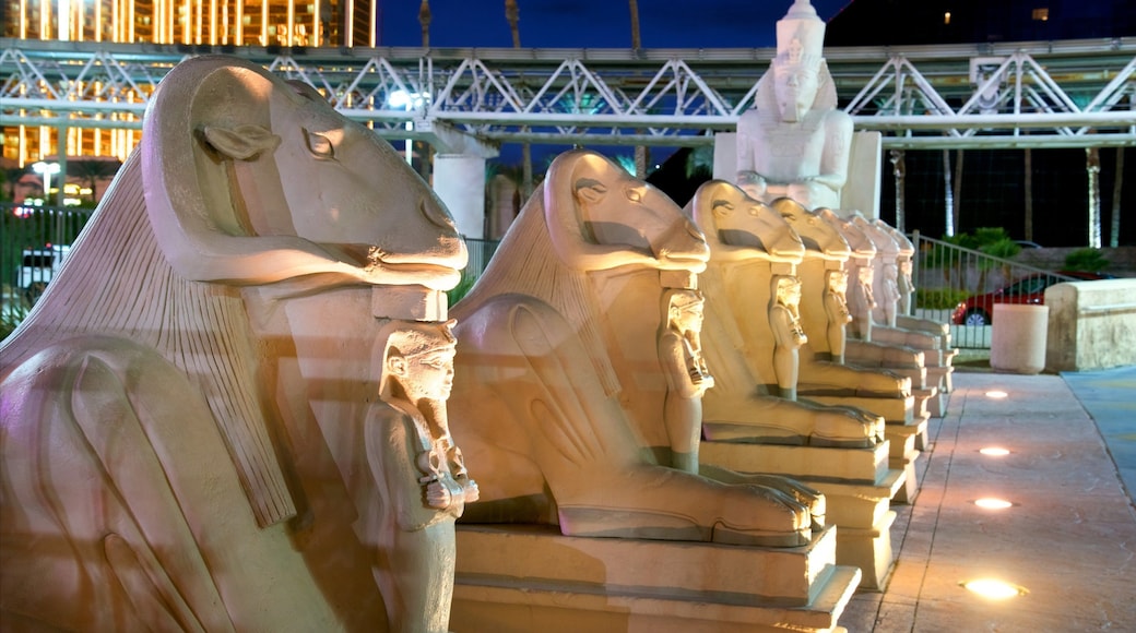 Las Vegas som inkluderer nattbilder og statue eller skulptur
