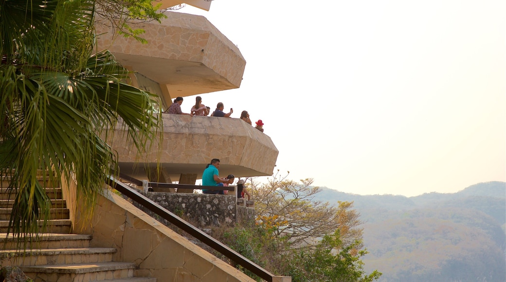 Mirador Manos que Imploran ofreciendo vista, una garganta o cañón y un atardecer
