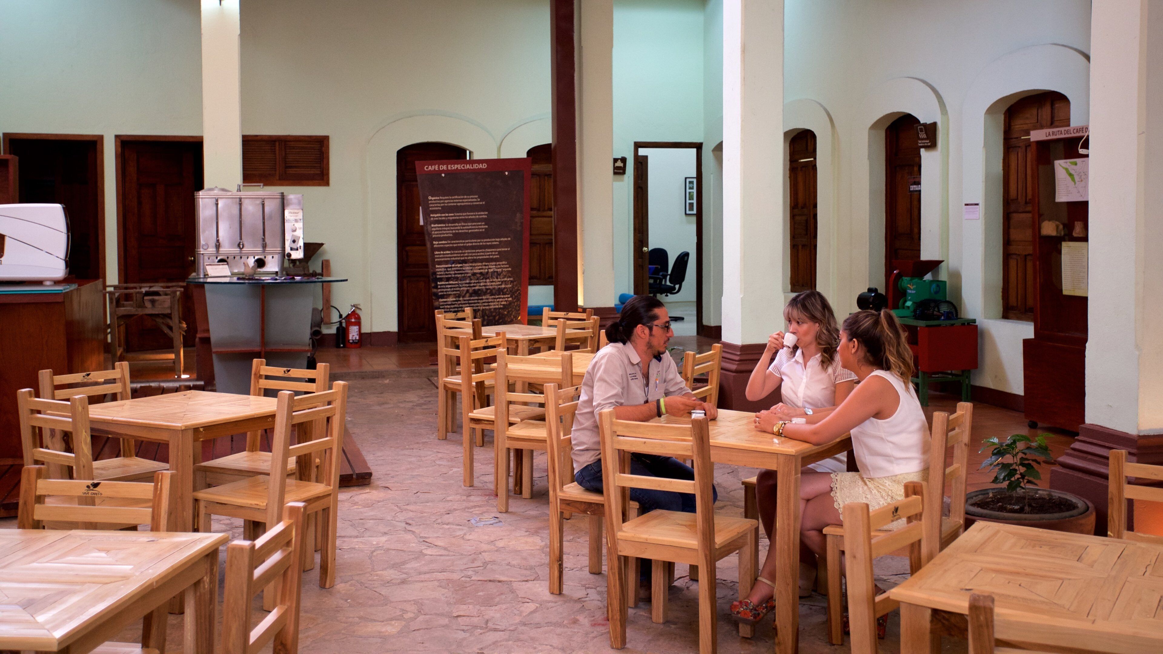 Musée du café qui includes scènes de café et vues intérieures aussi bien que petit groupe de personnes