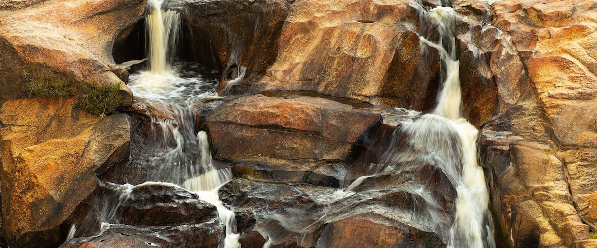 Woolshed Falls which includes a river or creek